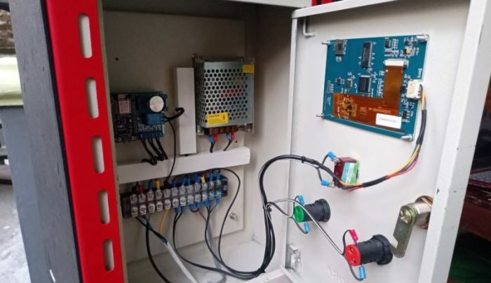 Sistem IoT untuk monitoring pakan ayam